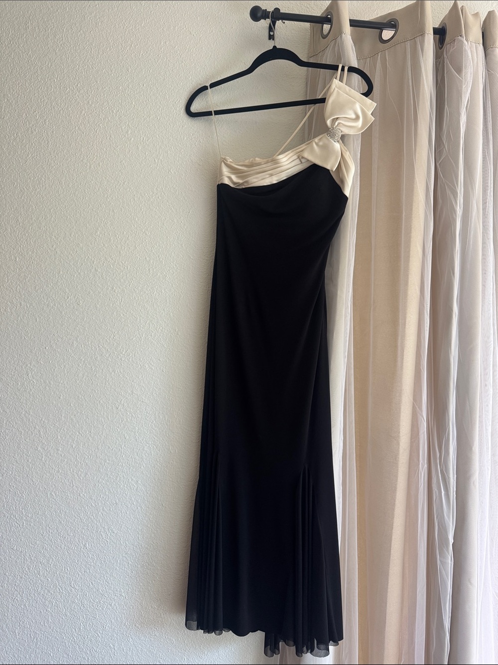 Black and Cream One-Shoulder Evening Dress